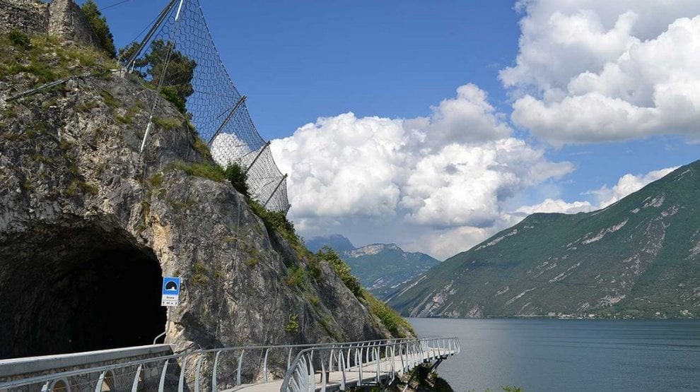Al momento stai visualizzando Curve a strapiombo sul Lago di Garda: ecco la pista ciclabile più spettacolare d’Europa